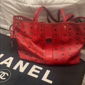 RED MCM MED REVERSIBLE LIZ TOTE BAG